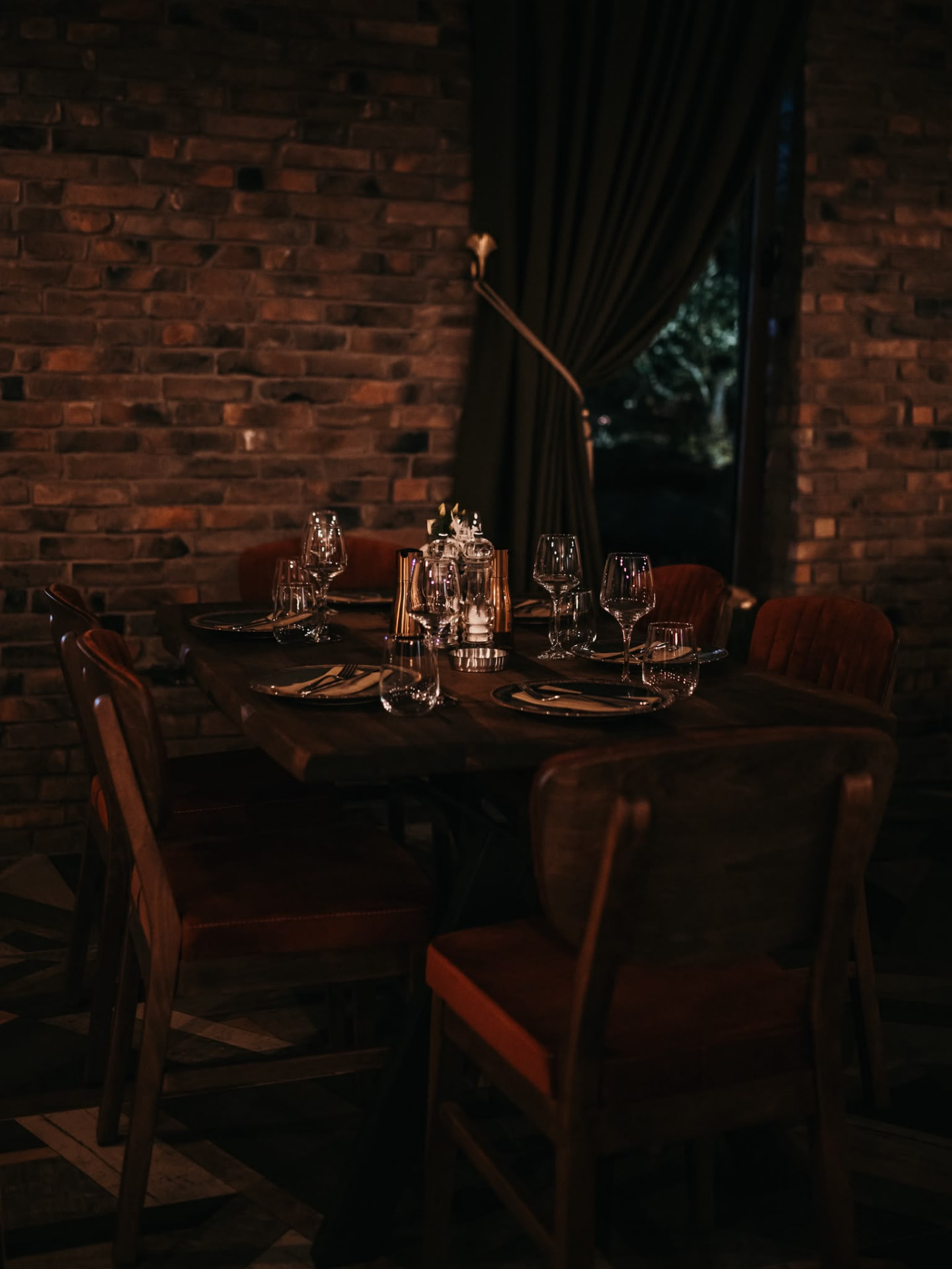 Ambijent Restorana San Antonio — postavljeni stol uz zid od cigle