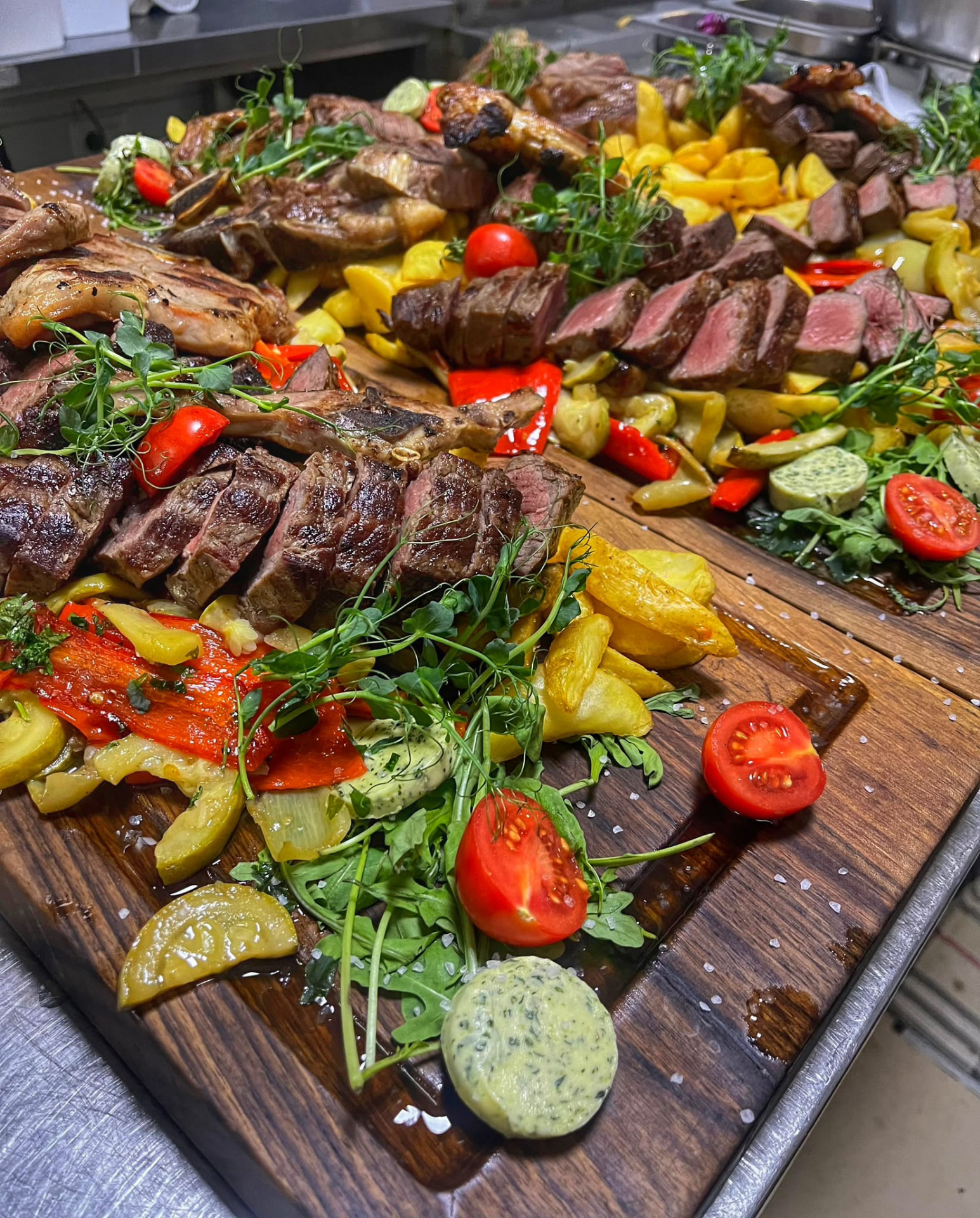 Steak plata na drvenoj dasci